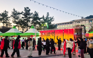 12월 12일(금) 진도읍 철마광장에서 열린 진도삼락 행사장. 진도삼락 메인 백월을 배경으로 전통 리듬과 전자음악이 어우러진 ‘DJ PARTY-Red Circle’ 무대가 진도의 노을빛과 함께 현장을 물들였다