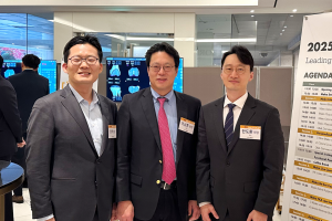 SNU서울병원 무릎전담팀 이상훈 대표원장과 한도환 원장, 장작 원장이 ‘2025 스트라이커 마코 서밋’에서 MAKO 로봇 인공관절 수술의 최신 임상결과와 술기 노하우를 공유했다(제공=SNU서울병원)