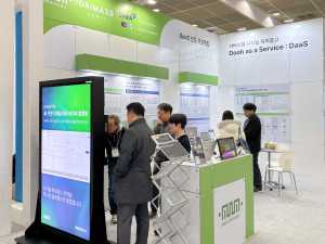 소프트웨이브 전시 현장에서 드림에이스가 시연을 진행하고 있다