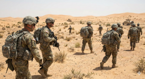 고온의 사막 환경에서 완전군장으로 전술 훈련 중인 미군 장병들의 모습. 이러한 극한의 환경은 전투화 내부의 심각한 땀 발생과 습기를 유발해 이를 해결할 고기능성 전술 양말이 필수적이다. 윤미경연구소는 이 같은 극한 환경에 대비한 미군용 납품 양말 개발에 착수했다(Gem...