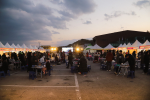 강원특별자치도 고성군 오호항에서 열린 ‘2025 도루묵 풍어잔치’가 지난 30일 사흘간의 일정을 마치고 막을 내렸다. 축제는 올해 개·폐회식 없이 장터·체험·공연·먹거리 공간을 중심으로 운영해 방문객의 체류와 관람 편의를 높였다