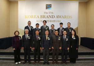 상단 좌측부터 해태아이스크림 김정태 대표이사, 산업정책연구원 박기찬 원장, 산업통상부 엔지니어링디자인과 임경섭 팀장, 고려대학교 박철 교수, 펜타시큐리티 정태준 기획실 상무, 성경식품 서정우 관리본부 본부장, 하단 좌측부터 사회복지공동모금회 사랑의열매 심정미 홍보미디어본부 본부장, 강원특별자치도청 손창환 글로벌본부 글로벌본부장, 삼진식품 김태성 부사장, 오뚜기 차선웅 마케팅실 실장, 지에스차지비 김정욱 대표, 위펀 문성민 사업추진본부 본부장, 한화손해보험 배주영 브랜드마케팅팀 상무