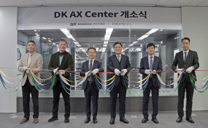 왼쪽부터 고상봉 동국시스템즈 DX솔루션 본부장, Negishi Fumiki VP&GM APJ HPC&AI GTM 매니저, 김영채 HPE 대표, 김오련 동국시스템즈 대표, 채기병 HPE 네트워크 총괄 매니저, 박상철 동국시스템즈 IT인프라영업본부장이 DK AX Center 개소식 커팅식에서 기념 촬영을 하고 있다