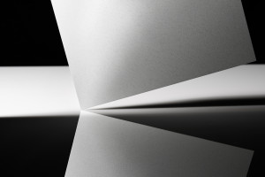 동국씨엠 ‘솔라셀 컬러강판’ 제품. 컬러강판이 표면에 반사되는 모습을 연출했다