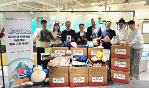 정하중 한국지멘스 대표이사 및 사장을 비롯한 한국지멘스 경영진과 직원들이 12월 2일~3일 ‘물품 기부 캠페인’을 진행하며 기념사진을 촬영하고 있다
