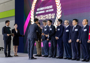 클라우드네트웍스 차지현 연구소장이 ‘2025 대한민국 발명특허대전’ 시상식에서 지식재산처장상을 수상하고 있다