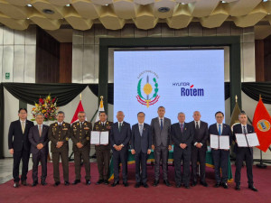 지난 9일(현지 시간) 페루 리마에서 열린 K2 전차 및 K808 차륜형장갑차 공급 총괄합의 체결식에서 참석자들이 기념촬영을 하고 있다. 오른쪽부터 호르헤 자파타 페루 조병창 대표, 이용배 현대로템 사장, 에르네스토 알바레스 페루 국무총리, 페르난도 로스피글리오시 페루 국회의장, 호세 헤리 페루 대통령, 이용철 방위사업청장, 세사르 디아스 페루 국방부장관, 세사르 브리세뇨 페루 육군 총사령관, 오스왈도 까예 따예도 페루 육군 총참모총장, 호르헤 아레발로 페루 육군 군수사령관, 최종욱 주페루 대한민국 대사, 김태곤 방위사업청 국제협력관