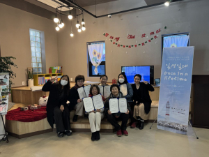 행사가 끝난 뒤 수료증을 수여받은 프로그램 참가자들과 운영진들이 함께 기념사진을 찍고 있다