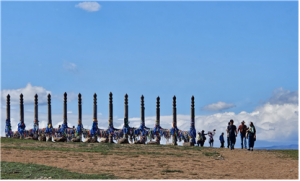 바이칼 호수 알혼섬 초입에 서 있는 13개의 세르게. 한국 민속신앙에서 솟대와 흡사하다