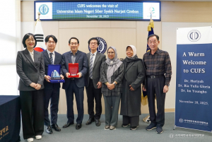 사이버한국외대는 인도네시아 UINSSC 교수진이 사이버한국외대를 견학 방문했다고 밝혔다. 왼쪽부터 사이버한국외대 강하나 교육혁신처장, 조민성 교수, 원종민 글로벌교육원장, 김병철 총장직무대행, UINSSC 교수 Dr. Ria Yulia Gloria, UINSSC 교수 ...