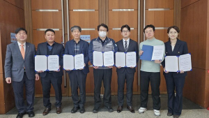 왼쪽부터 문형남 회장, 배윤호 대표, 장덕진 대표, 지상현 대표, 최현덕 대표, 비립 교수, 정윤경 교수