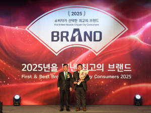 에쓰-오일토탈에너지스윤활유의 영업 마케팅 부문 강원규 부사장(오른쪽)이 ‘소비자가 선택한 최고의 브랜드상’을 수상하고 있다