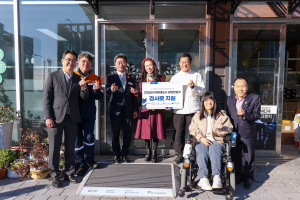 경사로 설치사업 현판식 후 참석자들이 기념 촬영을 하고 있다