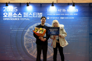 ‘2025 오픈소스 개발자 대회’ 일반-자유과제 부문에서 금상을 수상한 티에스엔랩 관계자들이 시상식 후 기념 촬영을 하고 있다. 왼쪽부터 박지훈 팀장, 정아름 노동자이사