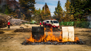 아시아나노텍이 청주 공장에서 청주시 산림재해컨트롤타워와 함께 파이어집과 물의 성능 비교 실험을 하고 있다