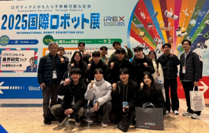 한국공학대 학생들이 ‘iREX 2025’ 국제로봇박람회에 참가해 단체사진을 촬영하고 있다