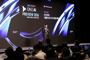 더존비즈온 지용구 부사장이 ‘ONE AI Preview 2026’ 컨퍼런스에서 ‘AX 2026 : 자율형 비즈니스의 새로운 패러다임’을 주제로 기조강연을 하고 있다