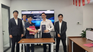 세상을바꾸는사람들이 베트남 기업 비엣솔과 협력 의향서 체결 후 기념사진을 촬영하고 있다