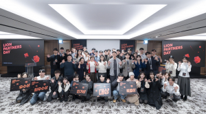 ‘라이언 파트너스 데이’ 참가자들이 기념 촬영을 하고 있다