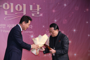 임진홍 샬레코리아 CEO(오른쪽)가 12일 열린 ‘2025 서울관광인의 날’ 행사에서 오세훈 서울시장으로부터 서울관광대상 서울특별시장 표창을 수여받고 있다