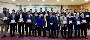 이학영 국회부의장(오른쪽에서 여섯번째), 한창민 국회의원(오른쪽에서 다섯번째) 및 보훈공단 기획이사(왼쪽에서 네번째) 등 ‘소비자 ESG 혁신 대상’ 시상식 주최·참석자들