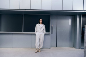 나우(nau) 에센셜 스웻 후드 집업 및 에센셜 스웻 팬츠 화보