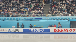 김은국 SRC재활병원 병원장이 중국 베이징에서 열린 ‘2026 ISU 4대륙 피겨스케이팅 선수권대회’ 경기장에서 선수들의 컨디션과 경기 진행 상황을 면밀히 확인하고 있다