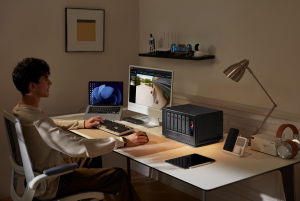 글로벌 테크 브랜드 UGREEN(유그린)이 한국 시장에서 NAS(Network Attached Storage) 제품군의 유통 및 기술지원 체계를 강화하며 본격적인 시장 확대에 나선다. UGREEN은 NAS 분야의 선도 브랜드로, 전 세계 여러 국가에서 크라우드펀딩 1위를 달성한 바 있다. 특히 2025년에는 한국 와디즈 플랫폼에서 23억8600만원의 크라우드펀딩 금액을 기록하며 큰 주목을 받았다. 올해부터 UGREEN 공식 유통사로 지정된 래안텍은 2월 공식 론칭을 목표로 개인 사용자, 크리에이터, 중소기업(SMB)을 타깃으로 한 전략을 추진한다