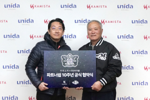 유니다 윤현식 대표이사(왼쪽)와 연천 미라클 김인식 감독이 파트너십 협약 후 사진 촬영을 하고 있다