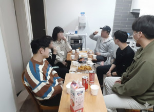 거점형 통합 돌봄의 일환으로 청년 주거 공간에서 커뮤니티 모임을 진행하고 있다