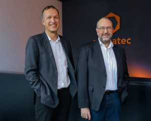 왼쪽부터 콩가텍 도미닉 레싱 CEO와 콘라드 가르하머 COO 겸 CTO가 애플리케이션-레디 COM 포트폴리오 확장을 발표했다