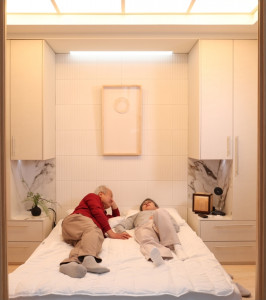 홈플릭스의 리빙 OS(공간운영체제)에 적용된 심박·호흡·체동을 실시간으로 인지하는 젠다카디언의 비접촉 레이더 센서 구성 모습. 침실 등 일상 공간에 자연스럽게 설치돼 카메라 없이도 공간의 상태와 사용자 움직임을 인지하며 프라이버시를 고려한 지능형 주거 환경을 구현한다