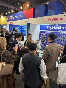 리쉐니에 이용관 대표가 영국 런던에서 개최된 세계 최대 교육장비 전시회인 ‘Bett Show 2026’에서 단체 관람객들에게 자사의 교육플랫폼인 FixMachine 시리즈를 소개하고 있다