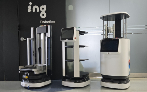 아이엔지로보틱스 본사 앞에 전시된 자율주행 로봇(AMR) 제품 라인업. 왼쪽부터 물류 AMR, 서빙 AMR, 배송 AMR로 구성돼 있으며, 다양한 산업·서비스 현장에 적용 가능한 로봇 솔루션을 제공하고 있다