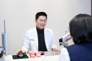 뷰라인치과의원 김석곤 대표원장이 환자와 상담하고 있다