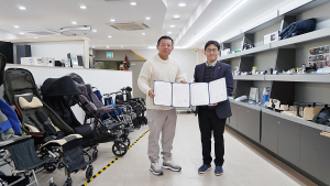 왼쪽부터 아이비복지용구 사업소 윤영진 대표, 서울시동남보조기기 강용원 센터장