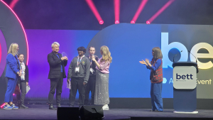 영국 런던 엑셀(ExCeL) 전시장에서 열린 ‘BETT UK 2026’ 시상식에서 마르시스에듀 박용규 대표가 어린이 판정단으로부터 ‘Kids Judge Bett’ 상패를 전달받고 있다