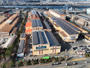 포스코스틸리온 전(全) 공장 지붕에 태양광 패널이 설치돼 있다