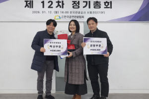 왼쪽부터 한국공연관광협회 윤민식 회장, 2025 한국공연관광대상 혁신부문 수상자 피엠씨프러덕션 박문경 팀장, 2025 한국공연관광대상 경영부문 수상자 유유상생 진영섭 대표