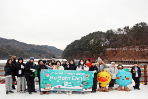 청소년들이 설경 투어에서 겨울의 경치를 만끽하고 있다