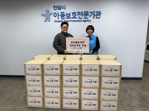 한국아즈빌 임직원들이 함께하는 한숲과 함께 학대피해아동을 위한 ‘첫만남 키트’를 제작해 안양시 아동보호전문기관에 전달했다. 왼쪽부터 한국아즈빌 김강산 책임, 안양시 아동보호전문기관 박지연 관장