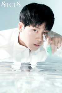 실큐어스가 몬스타엑스 주헌을 기초 브랜드 모델로 발탁했다. 낮의 콘셉트 ‘XIX- THE SUN(Upright)’