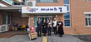 한국지방행정연구원이 설 명절을 맞아 원주시 관내 사회복지시설 등을 방문해 원주 특산물인 ‘토토미 쌀’을 전달했다. 왼쪽 첫 번째가 한국지방행정연구원 육동일 원장