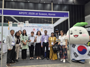 대한작업치료사협회와 아시아태평양 작업치료지역그룹(APOTRG)의 업무협약 기념 사진