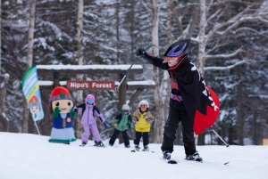 호시노 리조트 토마무는 눈을 ‘만지는 경험’에서 ‘즐기는 경험’으로 이어지는 단계별(스텝업) 프로그램을 통해 아이의 연령과 흥미에 맞춘 맞춤형 설원 체험을 제공한다. 사진은 ‘모험심을 키우는 도전 체험’ 어드벤처 마운틴 프로그램
