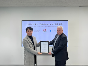 왼쪽부터 협동조합 주인 노재정 이사장, 컨트롤유니온 APAC 총괄 Dirk Teichert 지사장