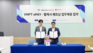 웹케시베트남 이재환 법인장(왼쪽)과 VNPT e-Pay 이철우 대표가 전략적 업무제휴(MOU) 체결 후 기념촬영을 하고 있다