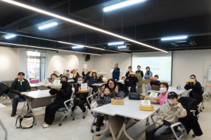 2026 도시재생 현장학교 프로그램 참여자들이 기념 촬영을 하고 있다