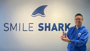 스마일샤크가 아마존웹서비스(AWS)로부터 ‘SMB Top Engager 2025’에 선정됐다. 사진은 스마일샤크 장진환 대표가 ‘SMB Top Engager 2025’ 트로피를 들고 있는 모습(제공=스마일샤크)