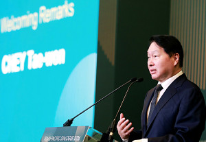 최태원 SK회장 겸 최종현학술원 이사장이 20일 미국 워싱턴DC 샐러맨더 호텔에서 열린 ‘TPD 2026’ 행사에서 환영사를 하고 있다